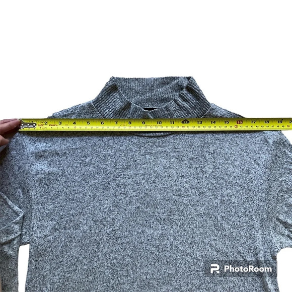Cozy Light Heathered Gray Mock Neck  Crop Sweater Size Small - Picture 7 of 9